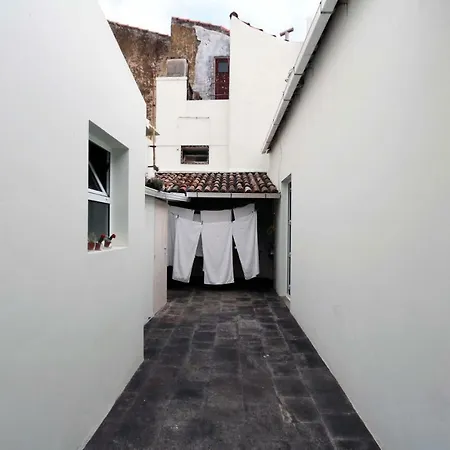 City's * Πόντα Ντελγκάντα